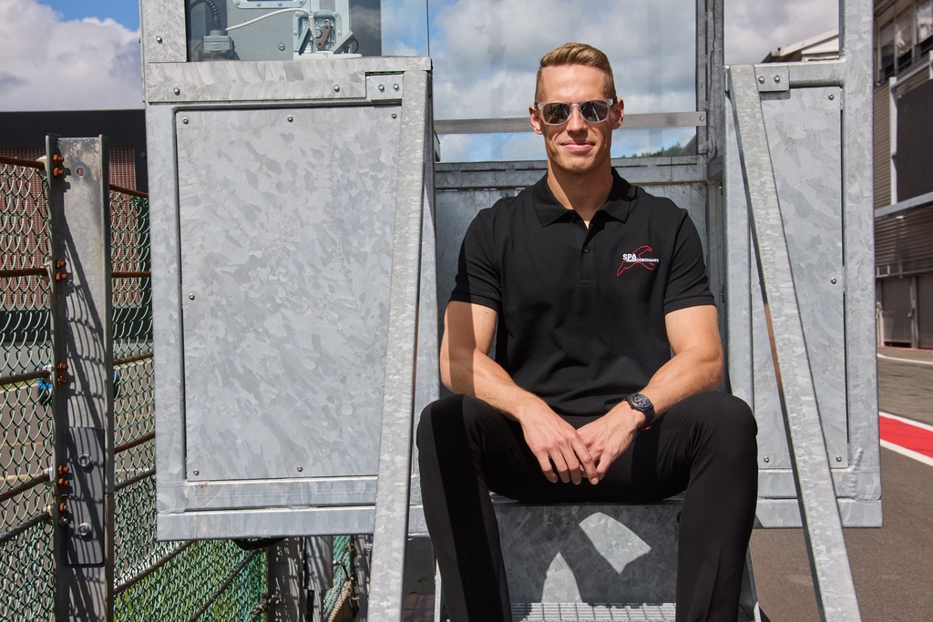 Schwarzes Poloshirt – Brustlogo