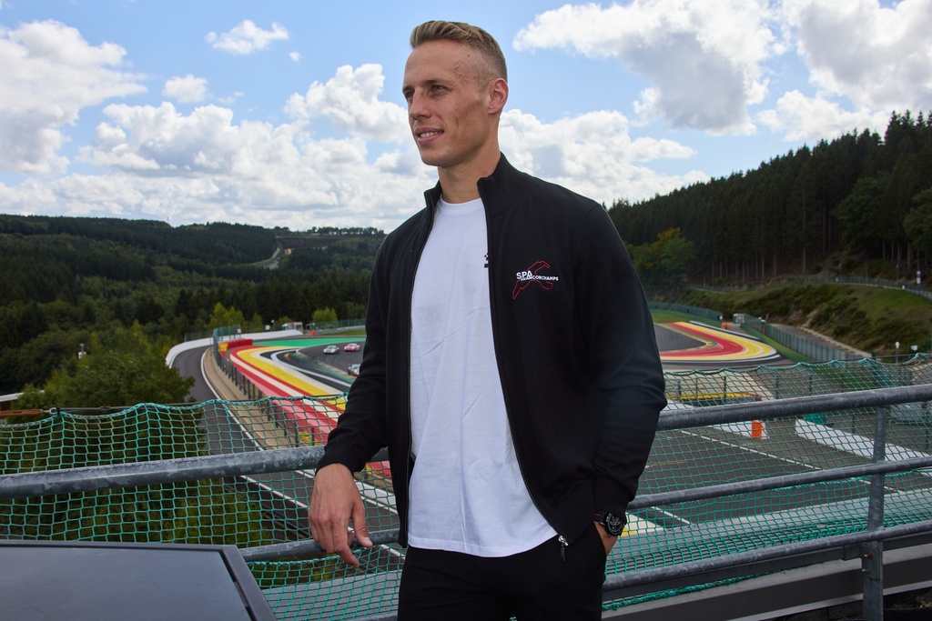 Schwarze Herrenstrickjacke – Brustlogo